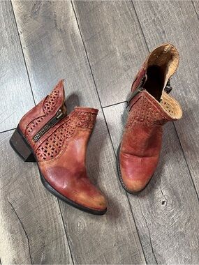 Circle G by Corral Distressed Leather Ankle Booties